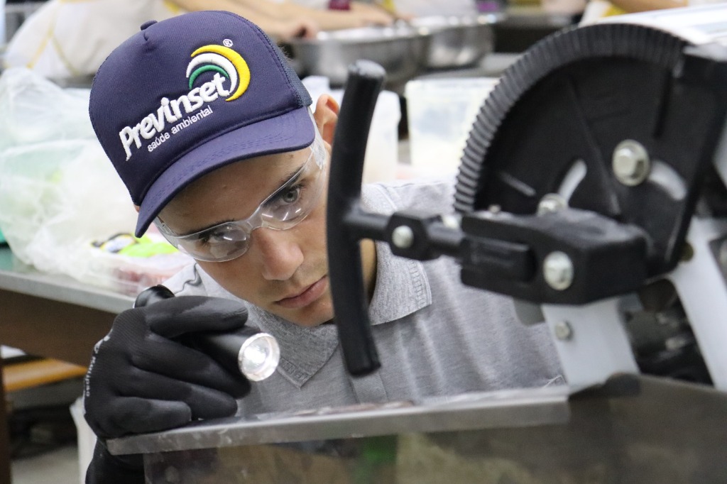 Técnico da Previnset realizando inspeção e controle preventivo de pragas